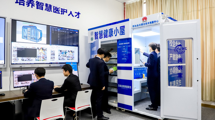 图：学院科技创新团队调试“智慧健康小屋”创新产品