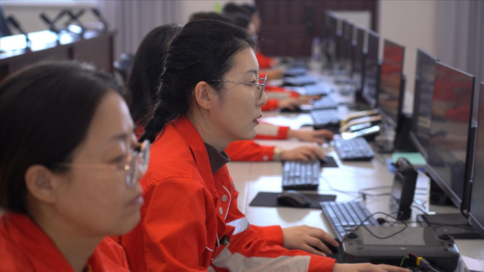 工作人员利用数字化指挥系统实时监控生产状况