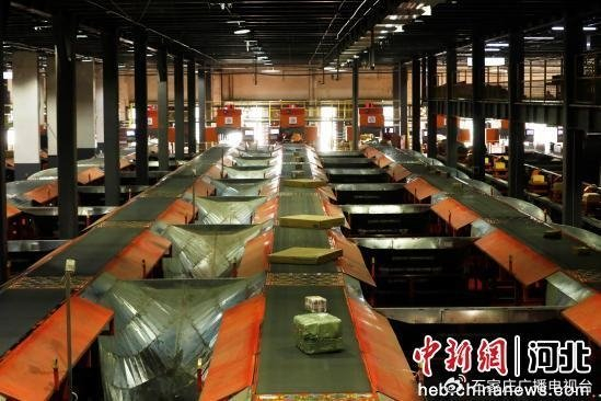 图为圆通速递北方总部基地内，自动分拣设备传送的快件。  庞趁友 摄
