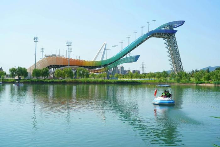 北京市石景山区首钢园的首钢滑雪大跳台（图源新华社）