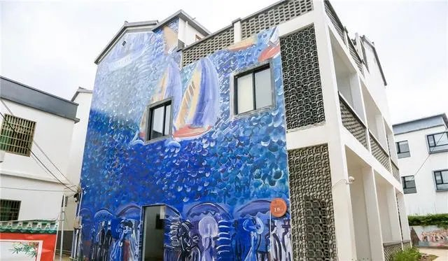 芳园艺术村里的民居被改造成具有生活气息的民宿。海南省委网信办供图