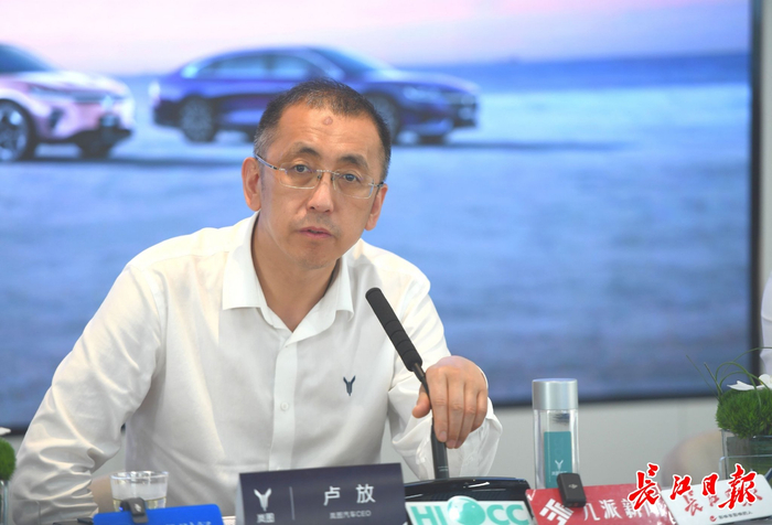 岚图汽车CEO卢放接受专访。长江日报记者 高勇 摄