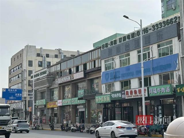 临街多家门店均已更换了绿色招牌（极目新闻记者摄）