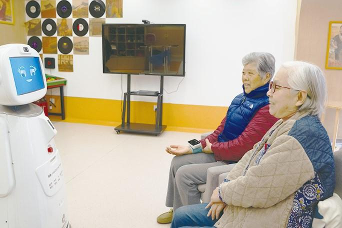 3月12日，在杭州市西湖区社会福利中心，养老机器人在陪伴老人聊天。