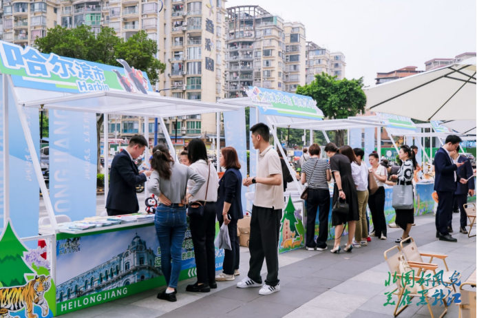 现场设置的特色城市展位