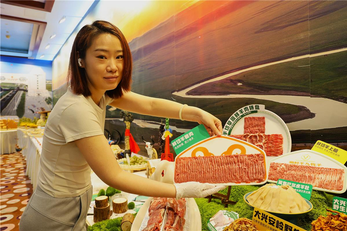 展示手工刀切呼伦贝尔羊肉片。