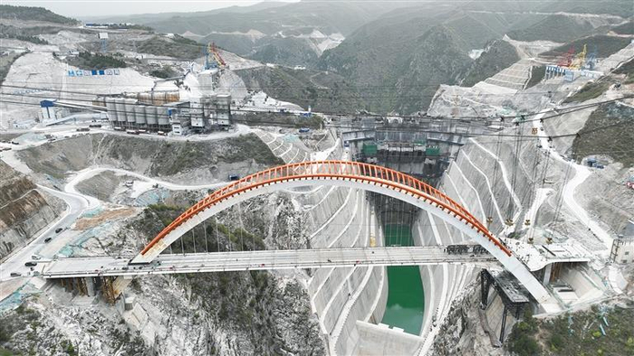 4月9日，东庄水利枢纽工程泾河大桥合龙。 受访单位供图