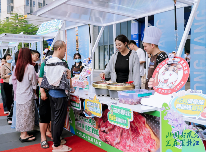 市民在齐齐哈尔展位前排起长队