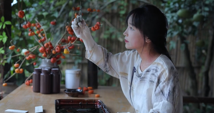 　　李子柒制作漆器，图源：李子柒视频截图