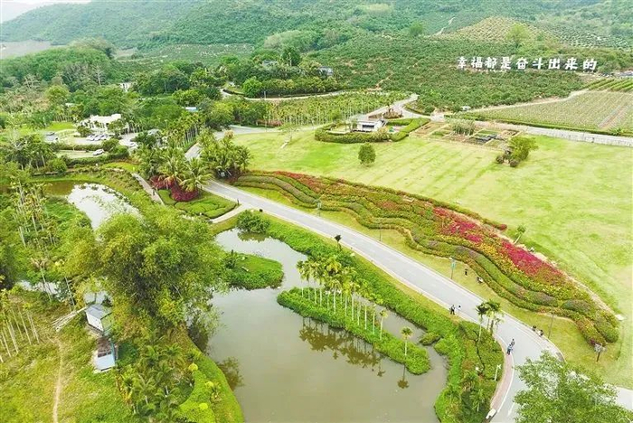 俯瞰三亚吉阳区大茅村村段，水清岸绿，景观优美。武威 摄