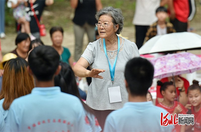2019年8月，76岁的邓小岚在阜平县组织孩子们排练。（资料片） 河北日报记者 赵杰摄