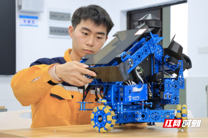 周贤亮在检修机器人硬件。