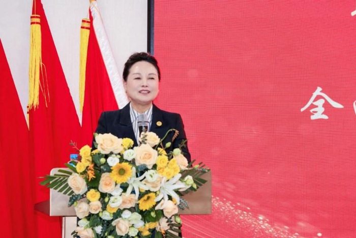 图注：秦商总会会长、荣华控股董事长崔荣华讲话