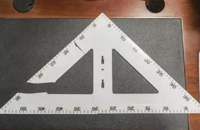 疑似凶器的三角尺图片。图源：受访者供图