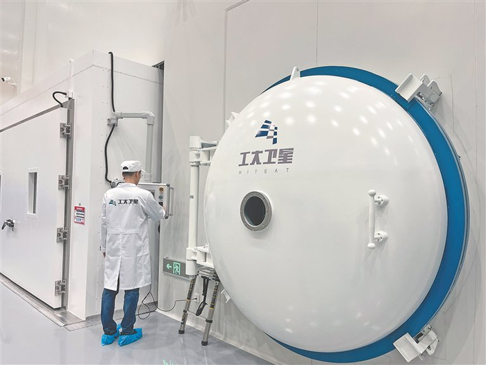 热真空试验。本报记者 薛婧摄