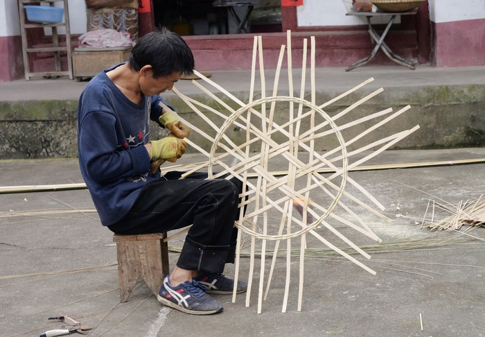 　　李茂辉在做竹编，图源：海伶山珍