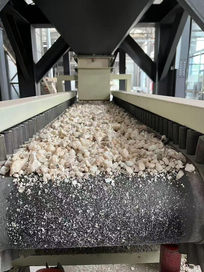 高纯石英生产线。自然资源部供图