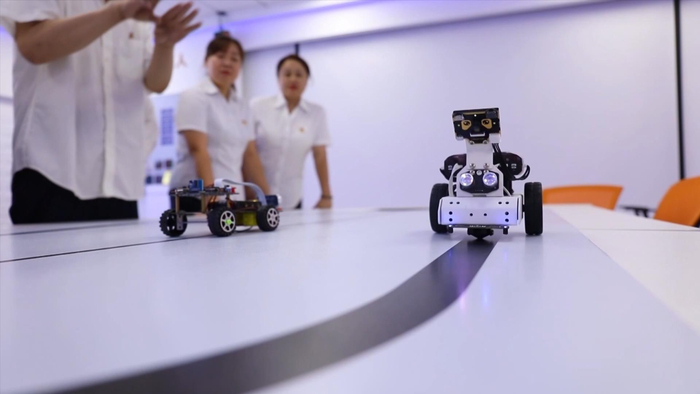 不断研发完善生产巡检机器人