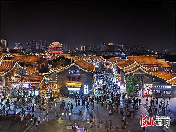 4月4日晚，美丽的南川老街游人如织。河北日报记者 戴绍志摄