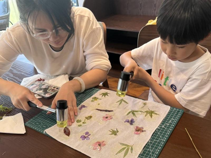 图：客人体验植物拓印活动
