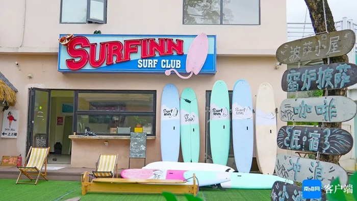 乡村路建好后，万宁田新村有几十家民宿和冲浪俱乐部，村民们在家里就吃上了旅游饭。记者 汪承贤 摄