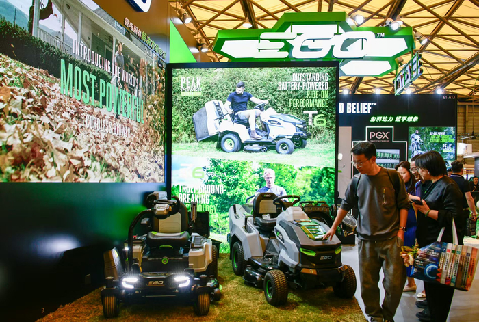 智能展区的各类科技割草装备，颜筱依摄