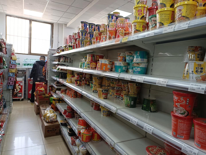 ▲4月11日，北京，市民购买生活物资应对大风天气。图据视觉中国