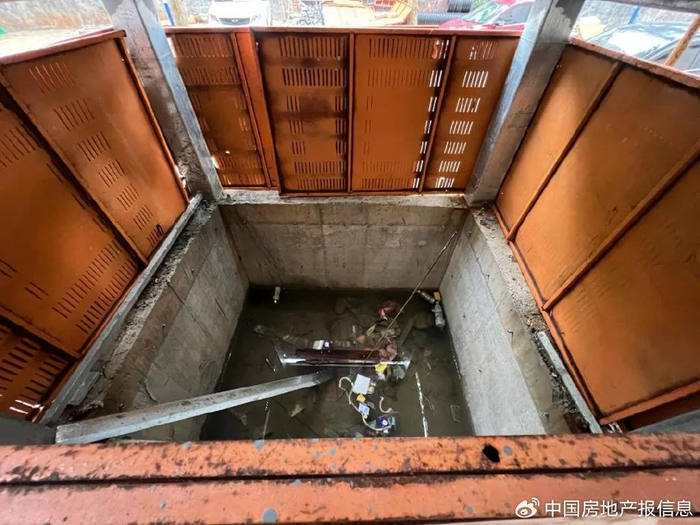 尚未完工的电梯，地坑已积水。陈标志/摄