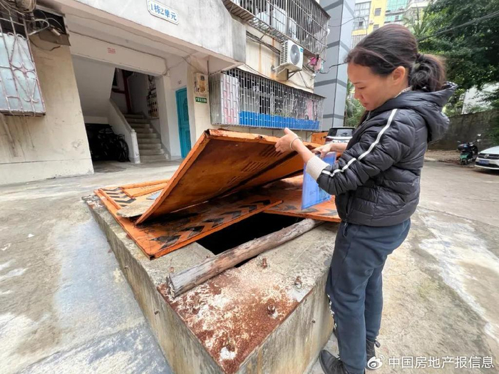 快两年过去了，加装电梯只挖了个地坑。陈标志/摄