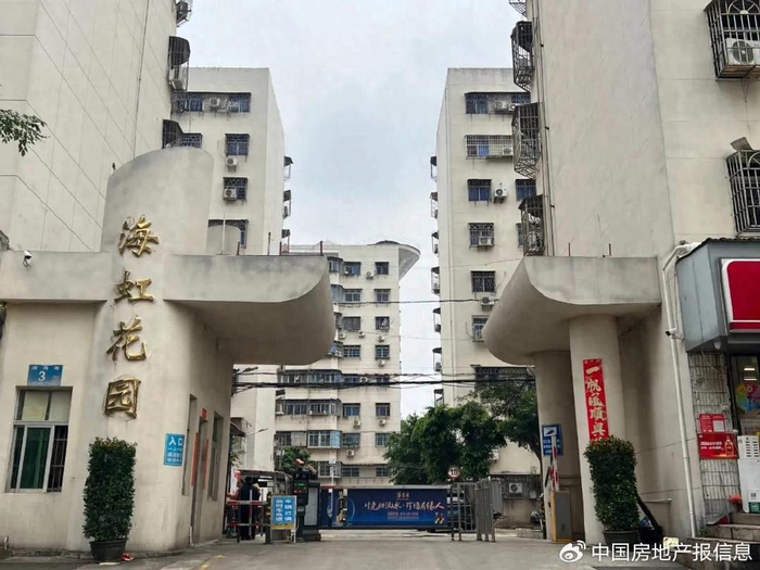 海口海虹花园小区加装电梯遭遇烂尾并非个案。陈标志/摄