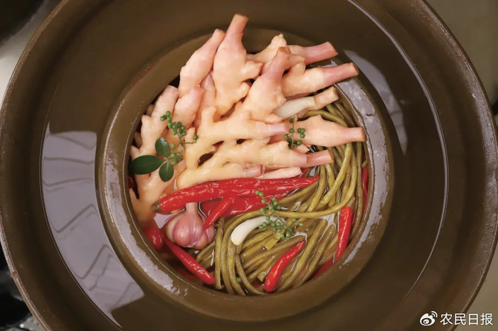 泡菜坛里，泡有仔姜、辣椒、豇豆、大蒜等蔬菜。受访者供图