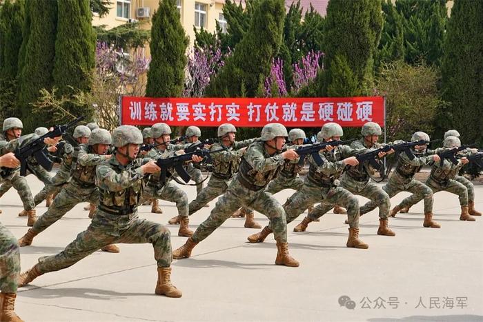 ▲新兵进行刺杀训练