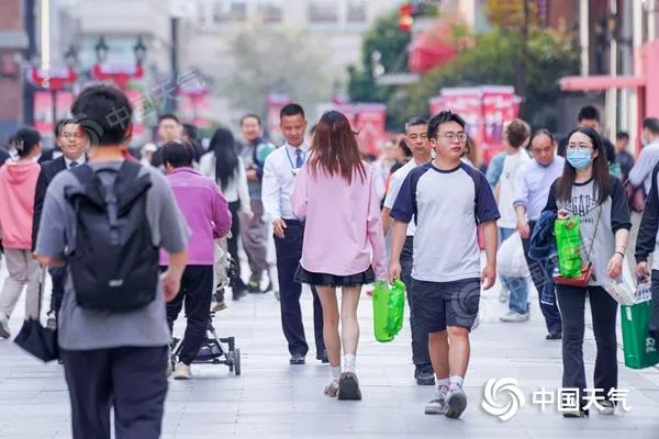 △近日，湖北武汉最高气温冲上30℃，市民夏装出行。