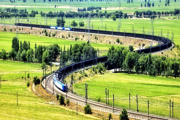 图为万吨列车驰骋在神朔线