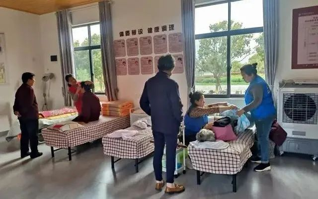 图：村民在华容县三封寺镇华一宜康中心