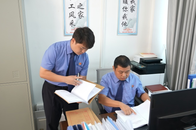 专案组成员在对张某乙依法提起公诉前再次全面梳理卷宗。