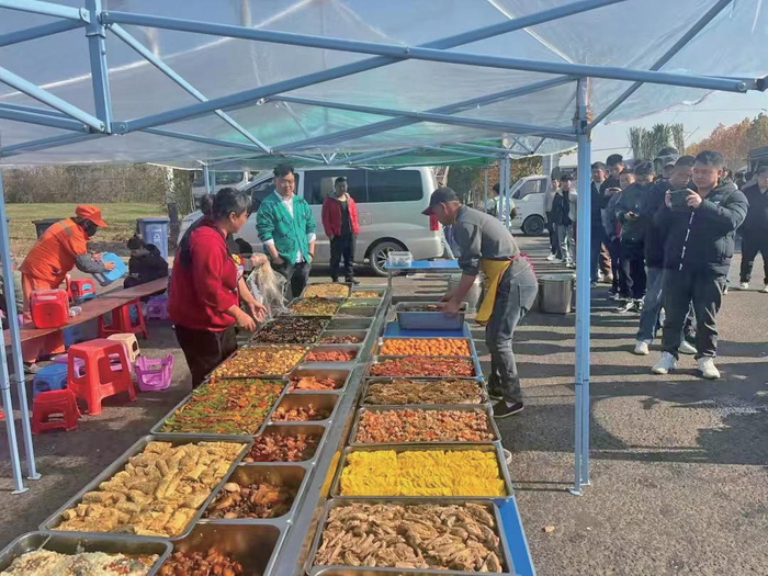 中午时分，“盒饭姐”的摊位前排起长队。　受访者供图
