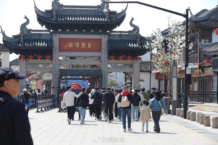 4月3日，清明假期前一天周庄古镇主入口旅行团、学生春游团不断进入。新京报贝壳财经记者 俞金旻 摄