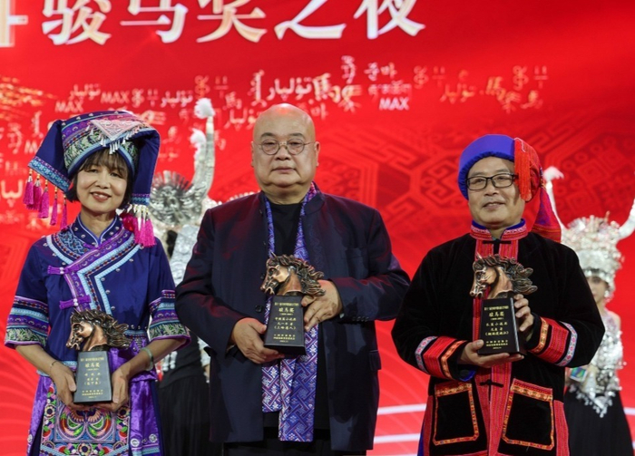 第十三届骏马奖评选，获奖的三名广西作家合影。（资料图。图源南国早报）