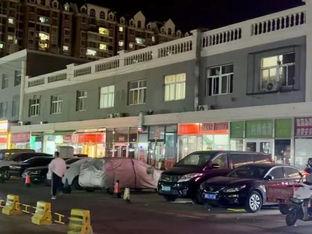 没有招牌的店铺在夜晚难以辨认。人民网 陈叶欣 摄