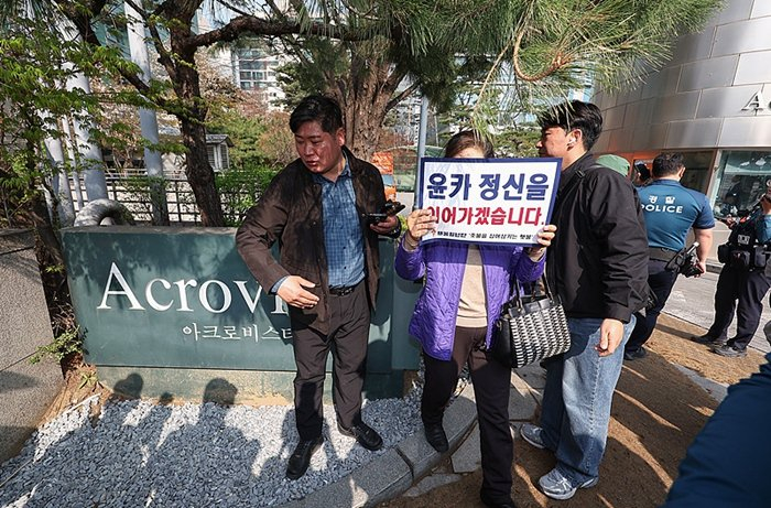 2025年4月11日，韩国首尔，支持者在尹锡悦位于瑞草洞的私宅附近举标语。图片来源：视觉中国