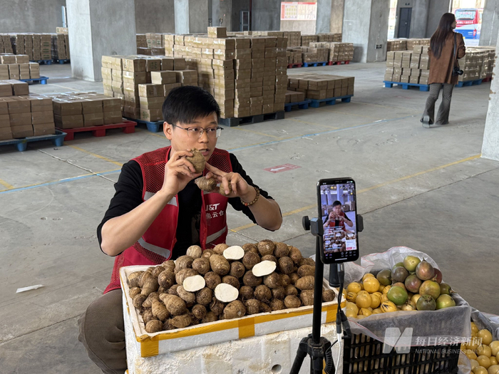 极兔快递员在云仓直播卖货 每经记者 赵雯琪 摄