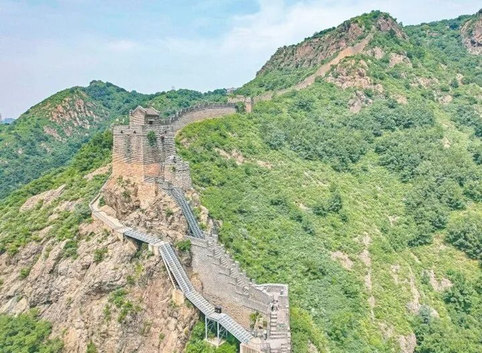 山海关区整合老龙头、天下第一关、角山长城等核心资源，打造“山海相连、关城一体”的全域旅游线路。（资料图片）记者 刘剑 摄