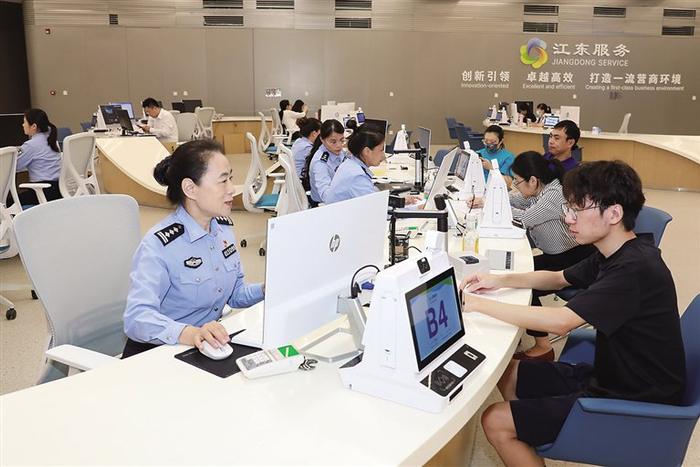 海口江东新区政务服务中心，群众在窗口办理业务。（海南省公安厅供图）