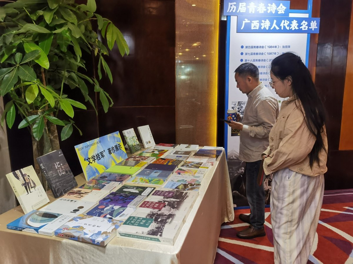 青年作家看文学桂军著作展示。记者 林雪娜 摄