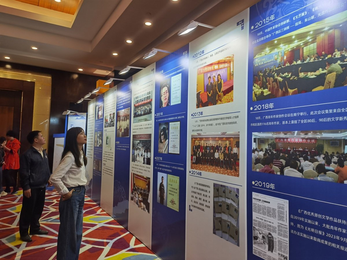 青年作家观看“文学桂军的青年时间”展。记者 林雪娜 摄