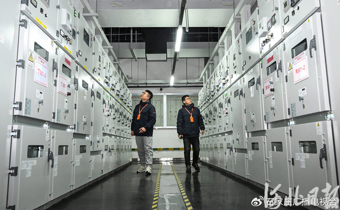 2月25日，位于怀来县的中国联通（怀来）大数据创新产业园工作人员在巡查设备运行情况。河北日报记者耿辉摄
