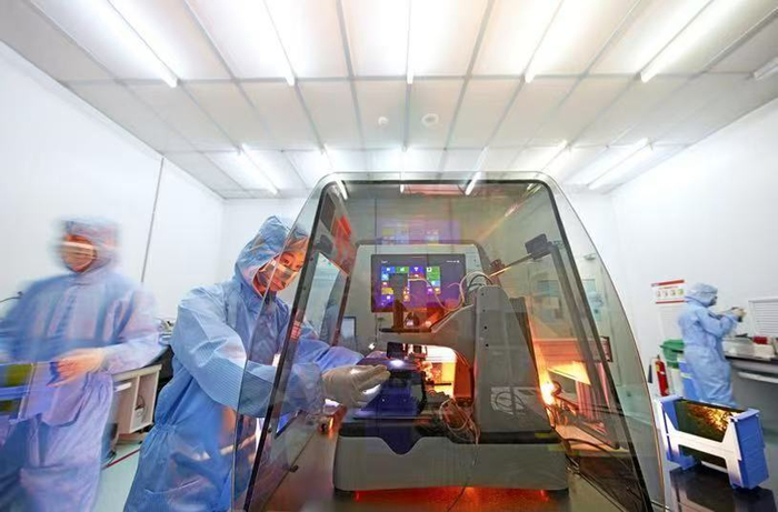 图为天合光能研发人员在进行实验研究。  