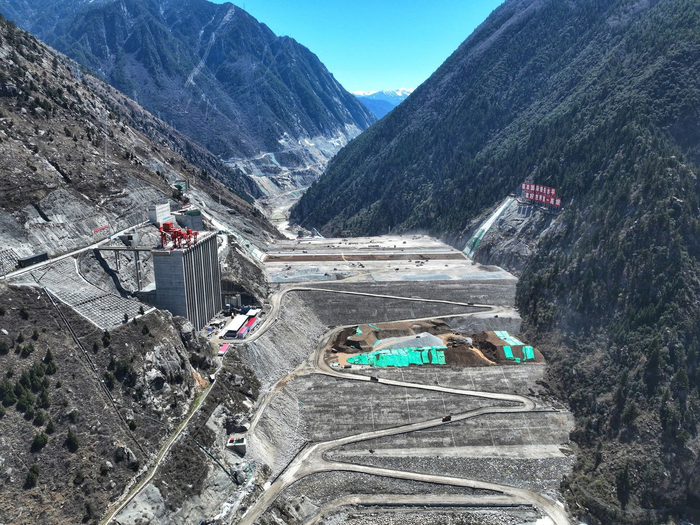 双江口水电站大坝上游侧。