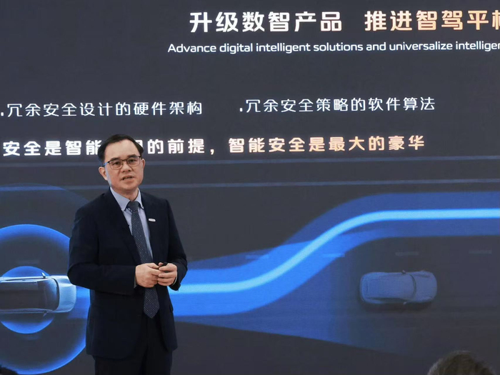 朱华荣在长安汽车2024年业绩会上（图源：长安汽车官方微博）